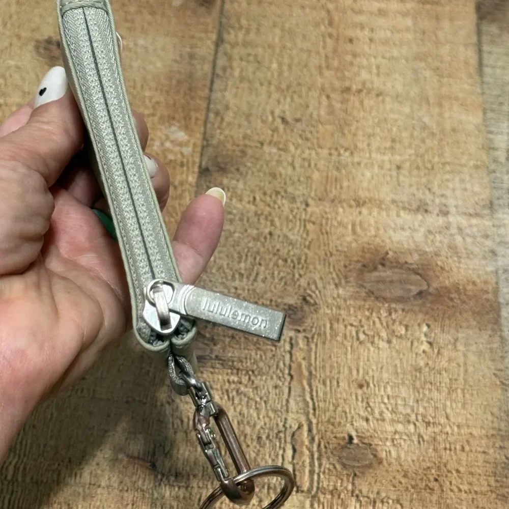 Lululemon clippable pouch